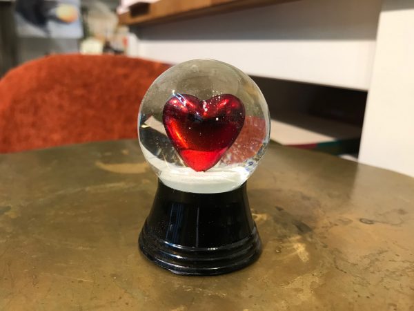 Schneekugel „Rotes Herz“ midi