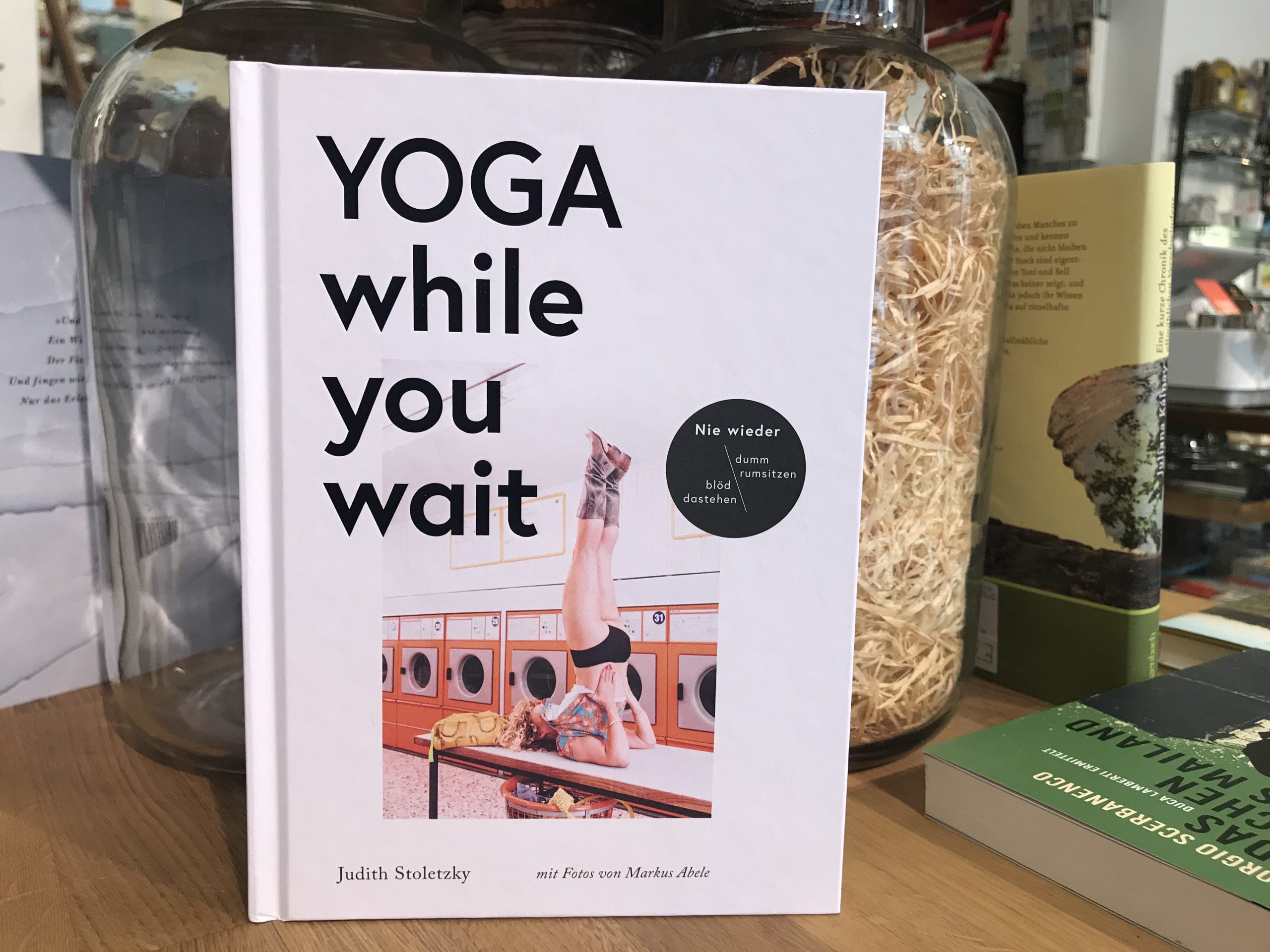 5545-buecher-yoga-while-you-wait-von-judith-stoletzky-und-markus-abele