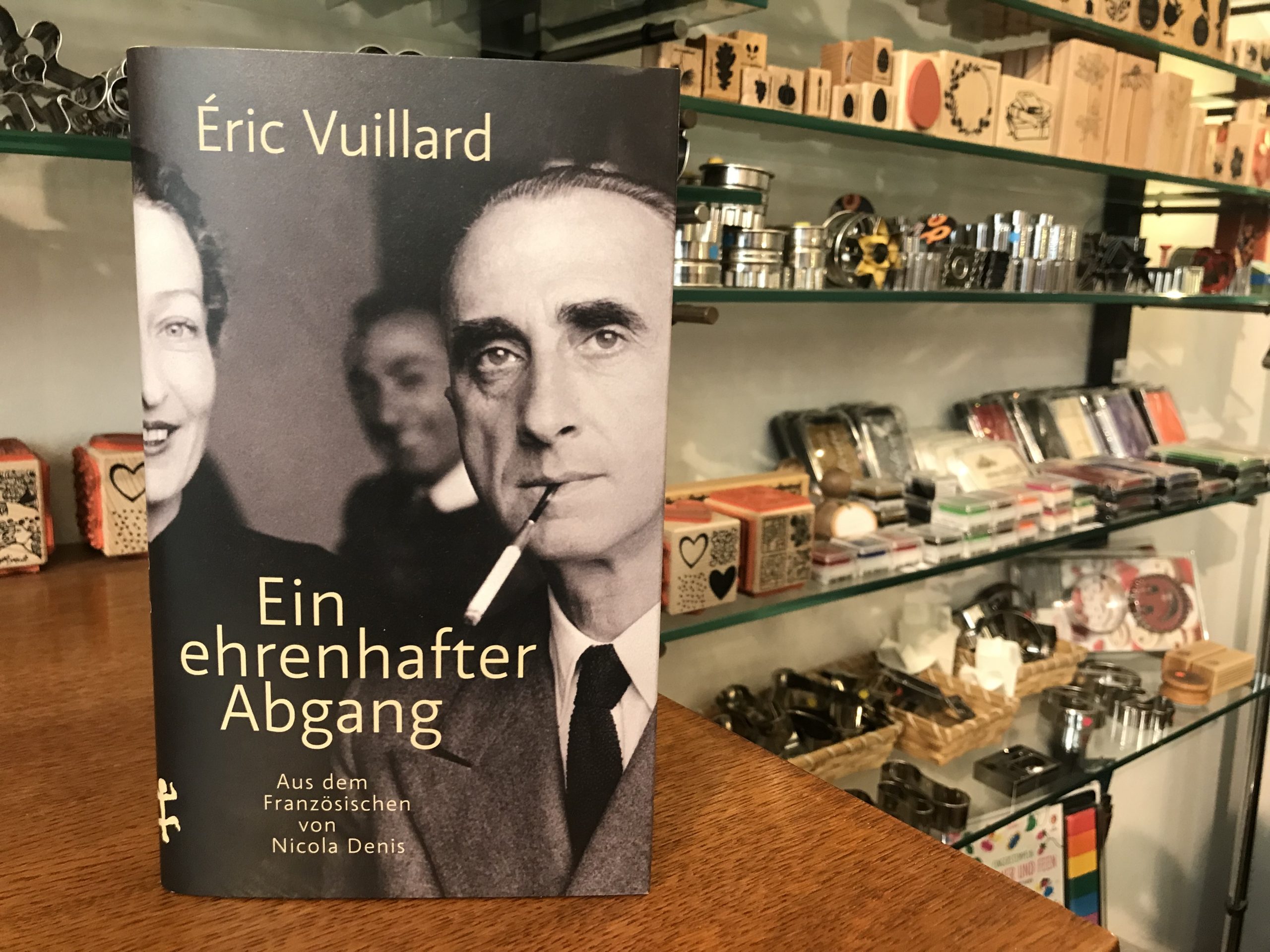 7887-buecher-ein-ehrenhafter-abgang-von-eric-vuillard