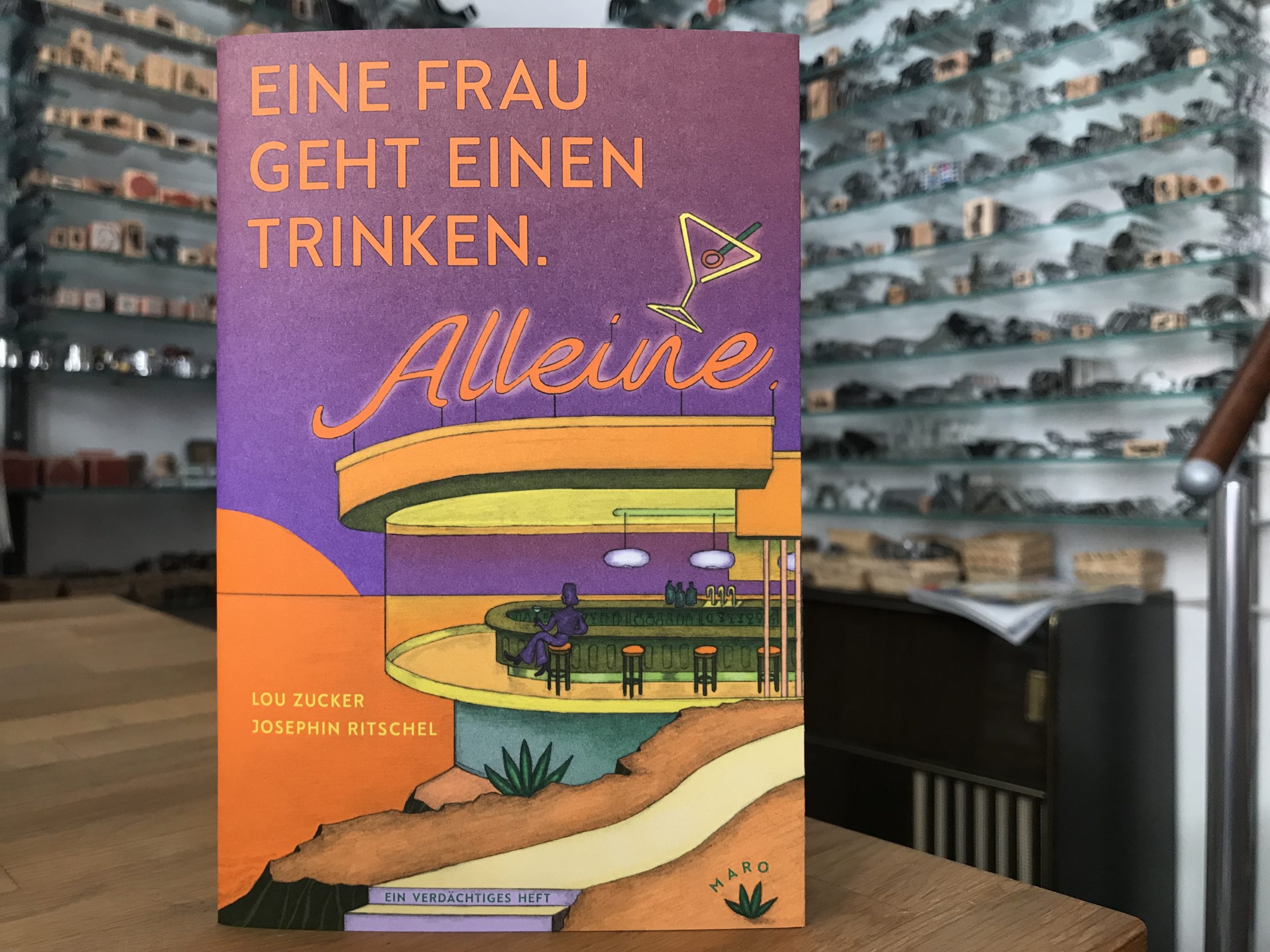 8012-buecher-eine-frau-geht-einen-trinken-alleine-maro-heft-11-von-lou-zucker-und-josephin-ritschel
