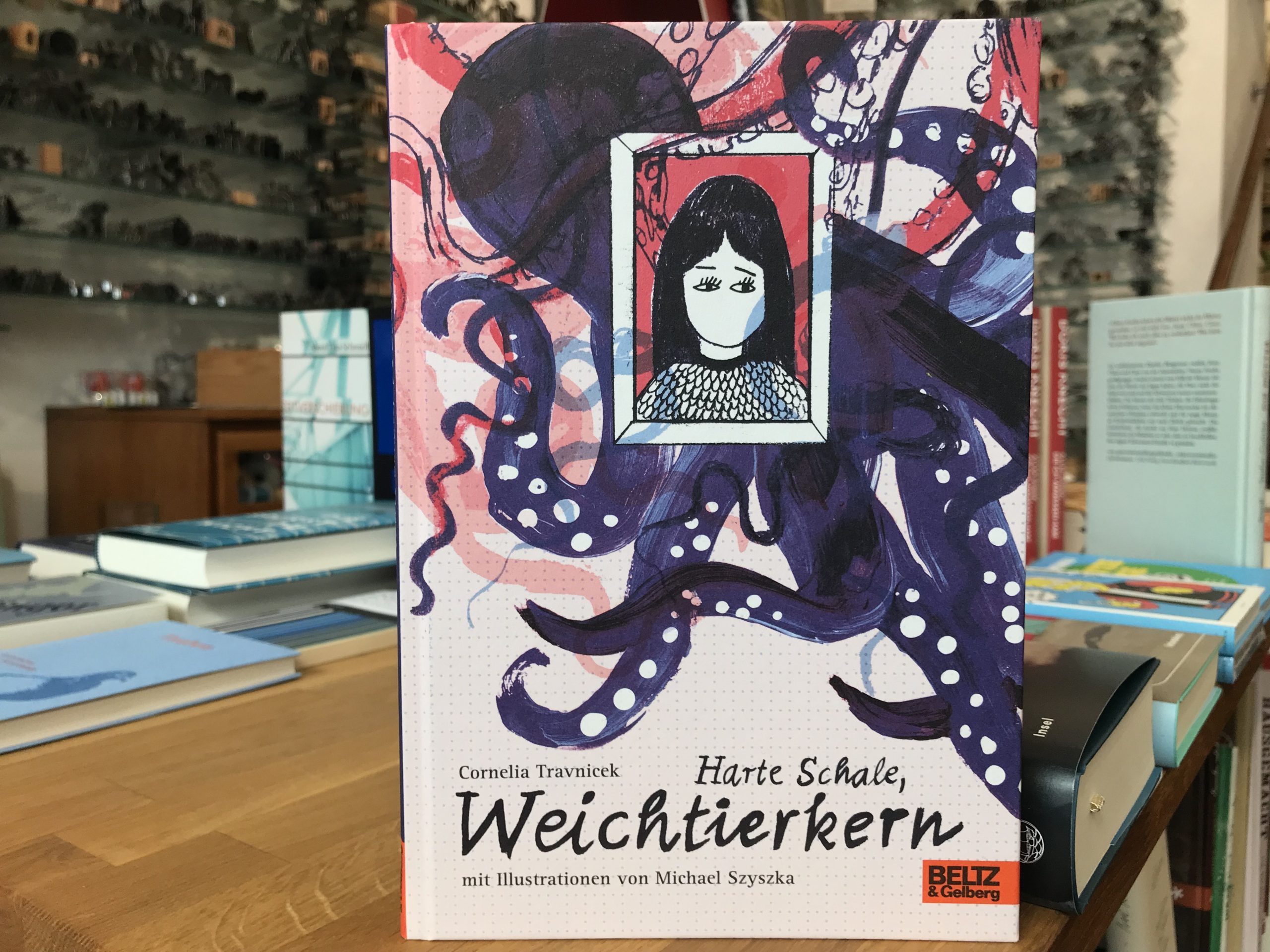 8089-buecher-harte-schale-weichtierkern-von-cornelia-travnicek