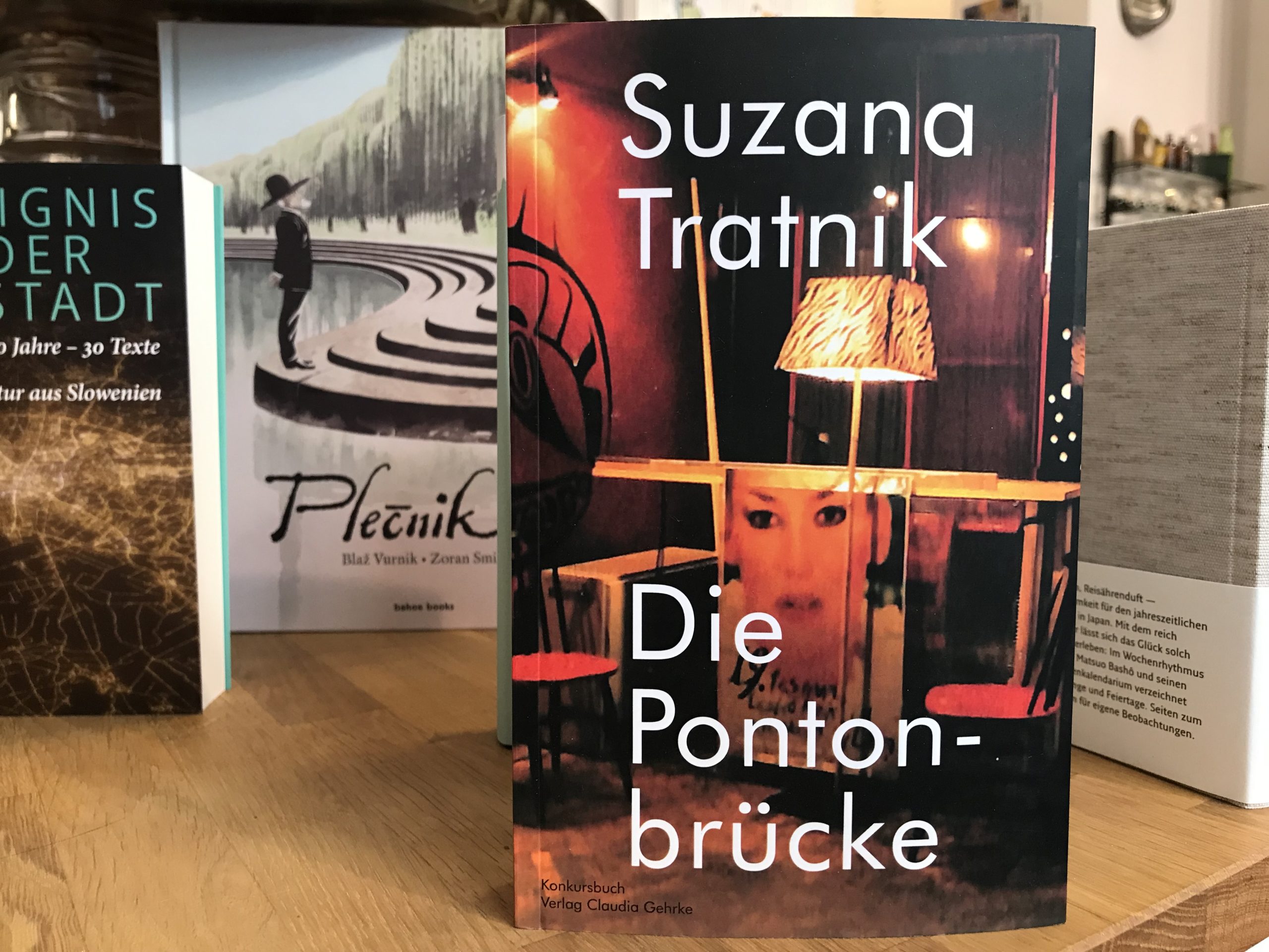 8362-buecher-die-pontonbruecke-von-suzana-tratnik