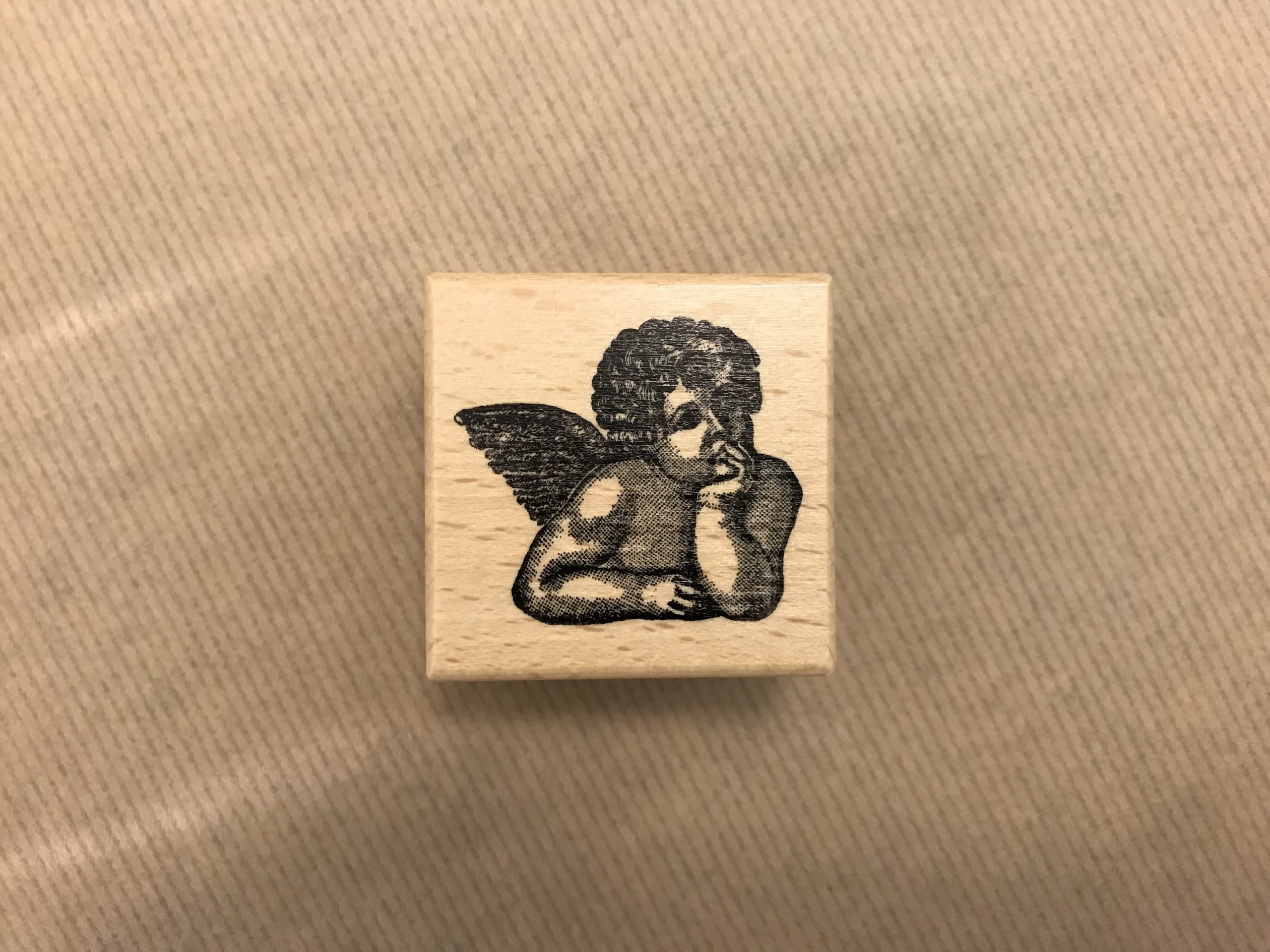 8439-stempel-heindesign-nachdenklicher-engel