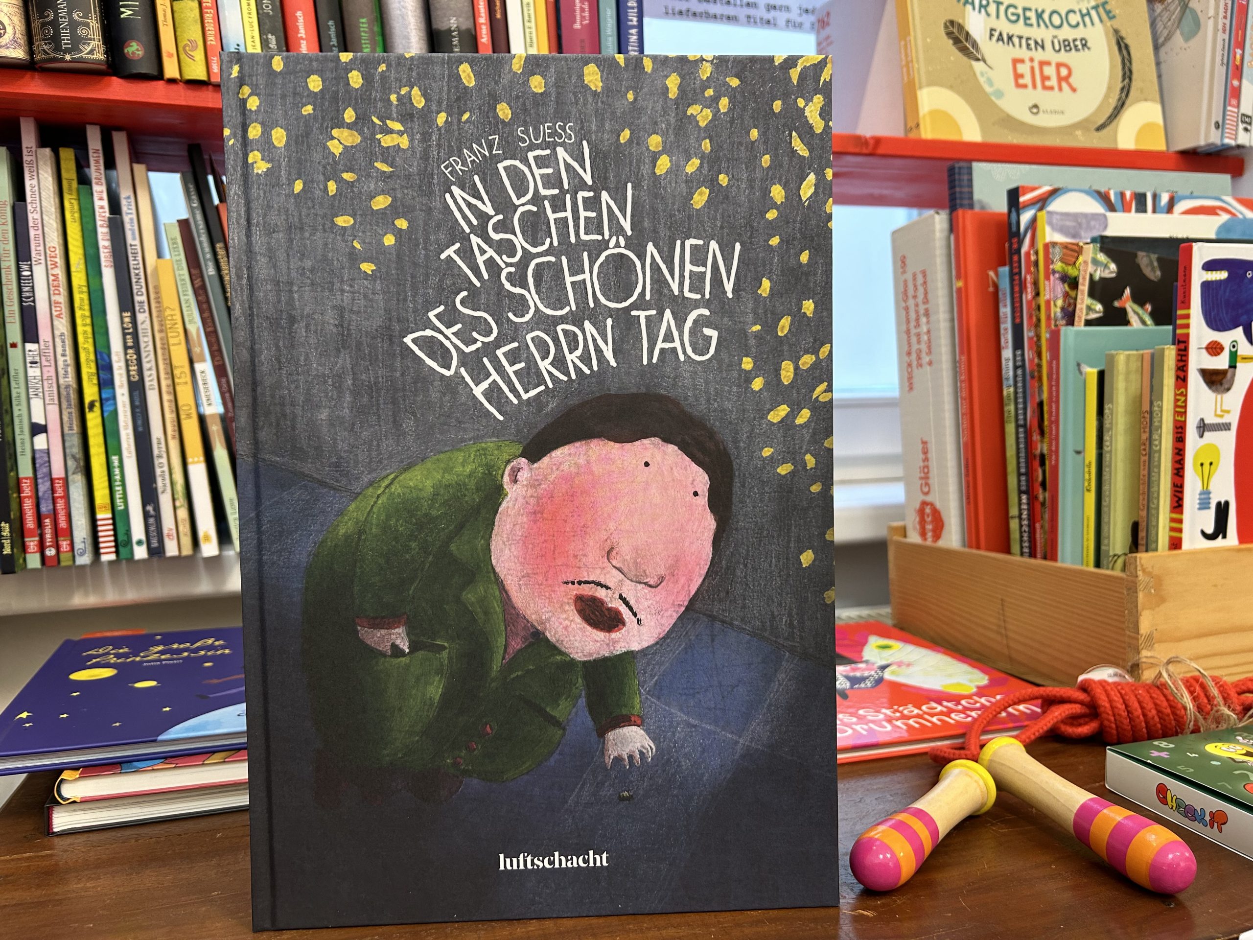 8908-buecher-in-den-taschen-des-schoenen-herrn-tag-von-franz-suess