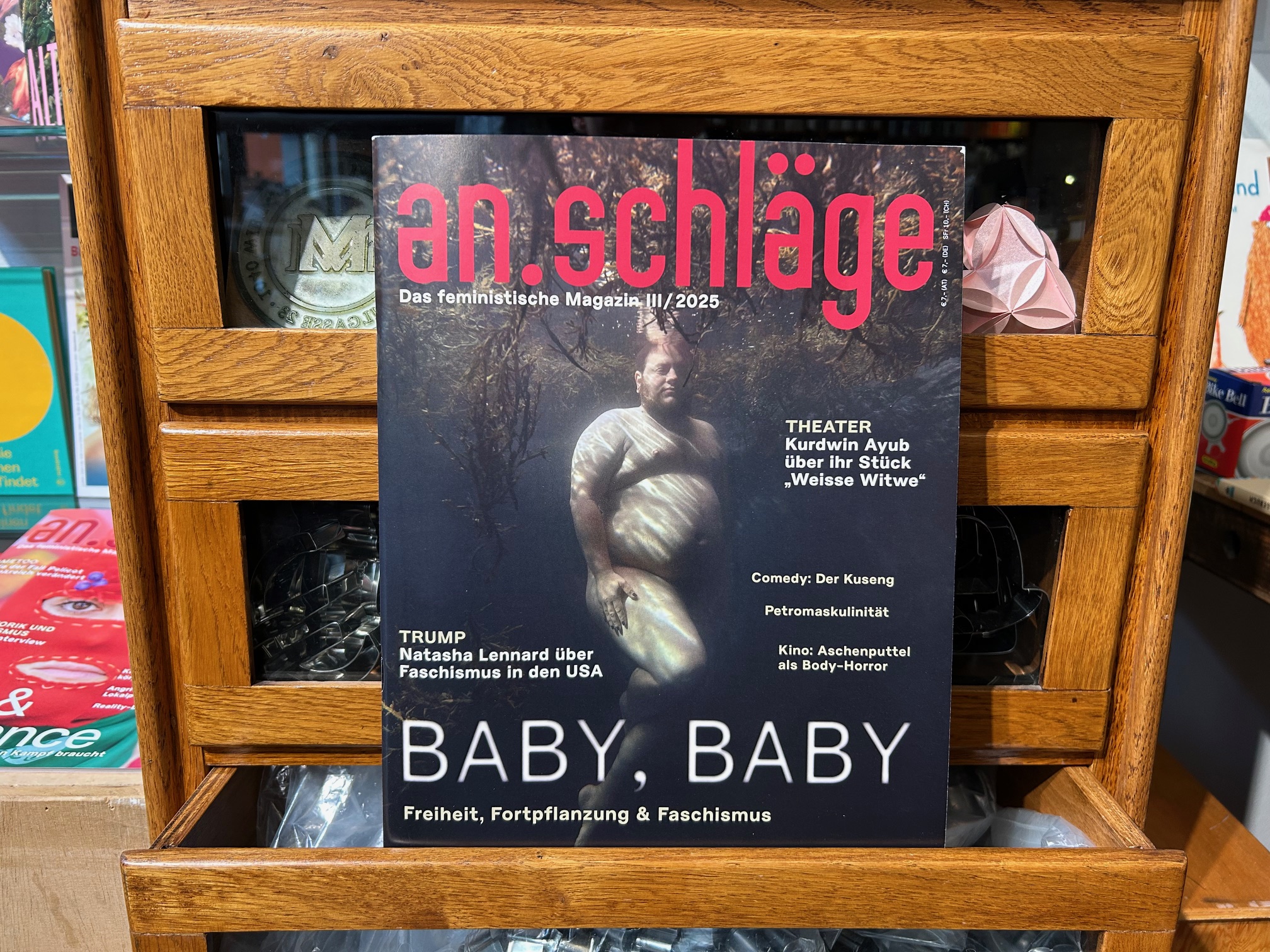 9823-zeitschriften-anschlaege-3-2025-baby-baby-freiheit-fortpflanzung-und-faschismus