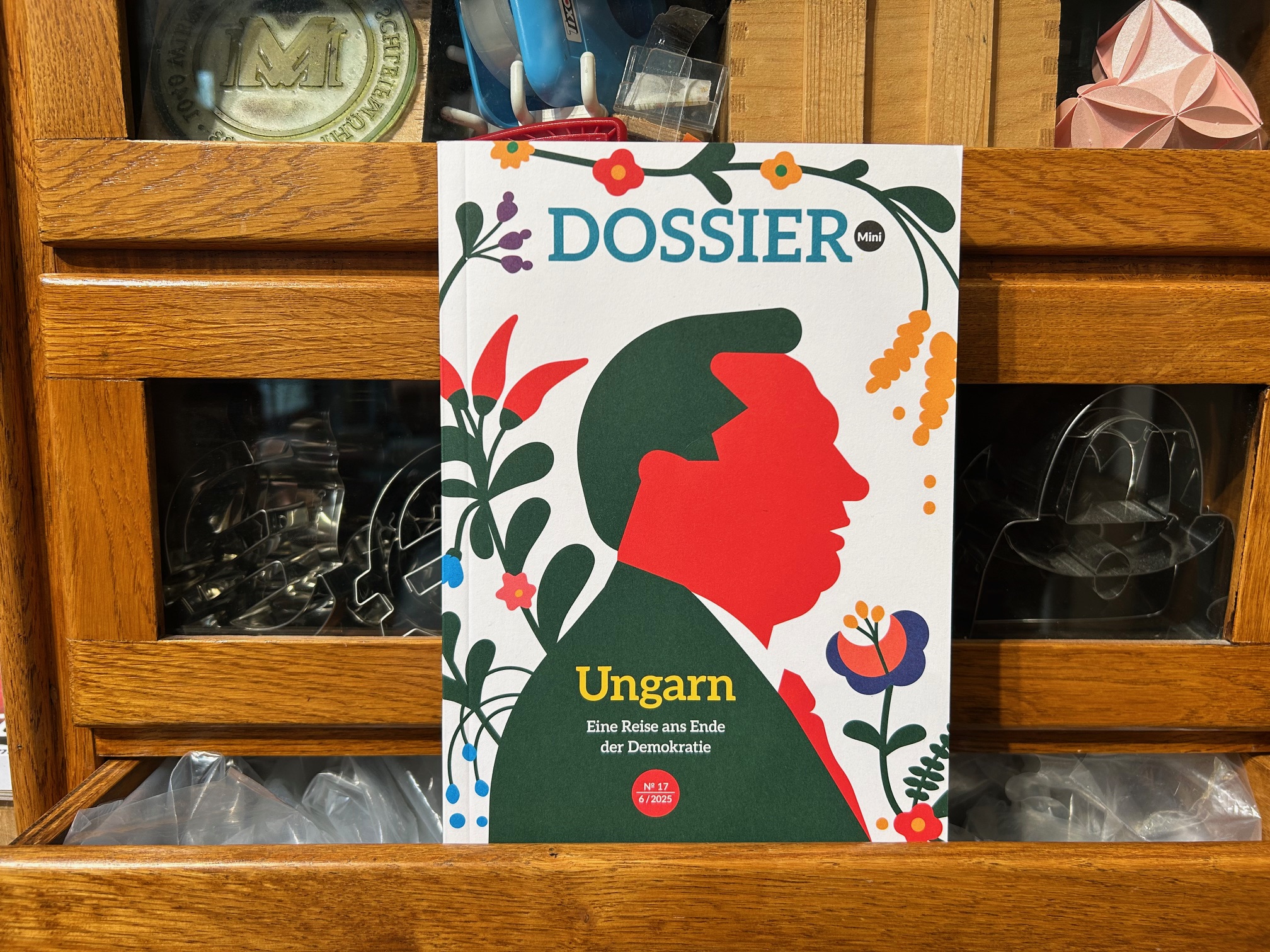 9875-zeitschriften-dossier-heft-17-2025-ungarn-eine-reise-ans-ende-der-demokratie