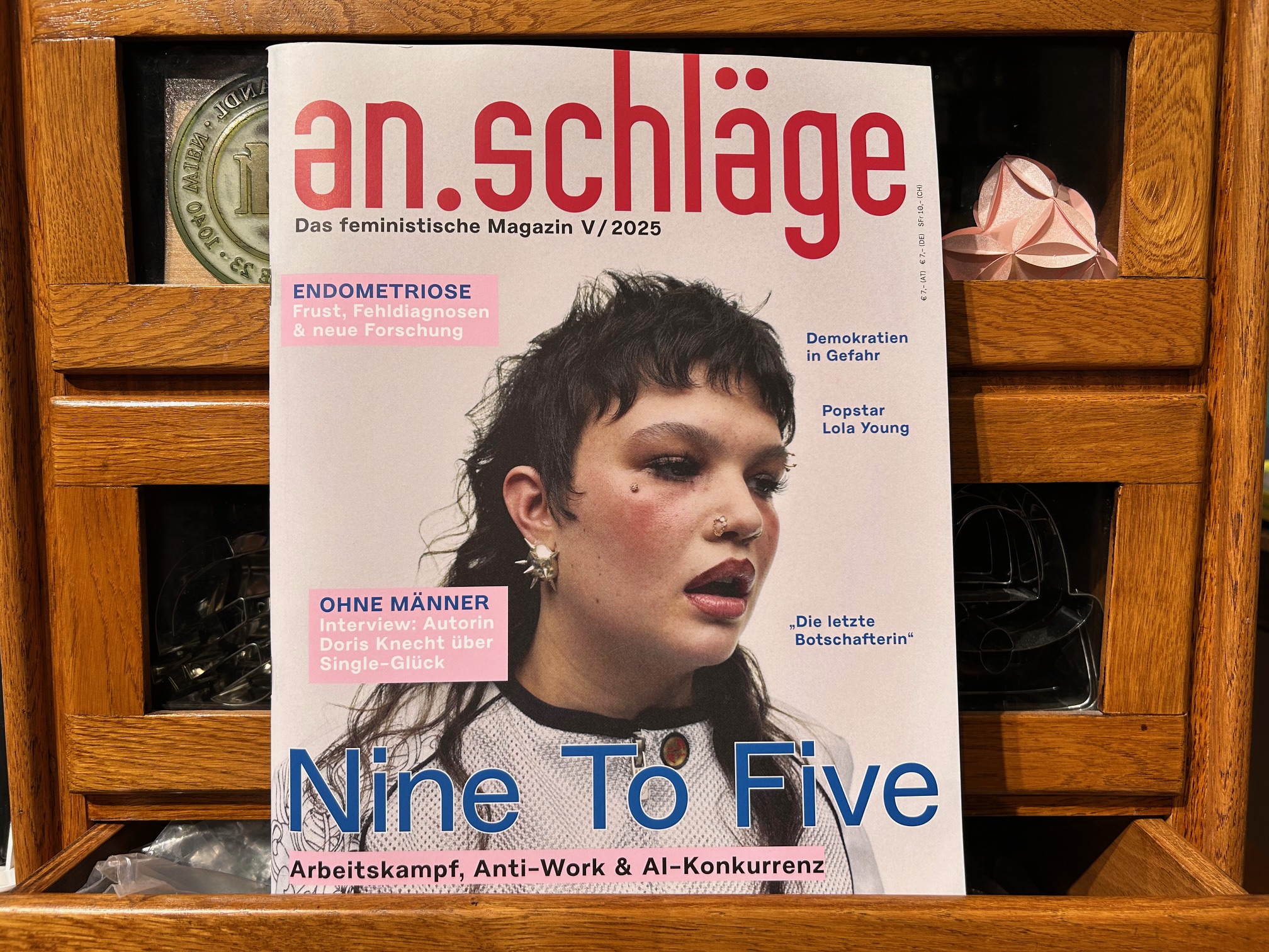 9997-zeitschriften-anschlaege-5-2025-nine-to-five