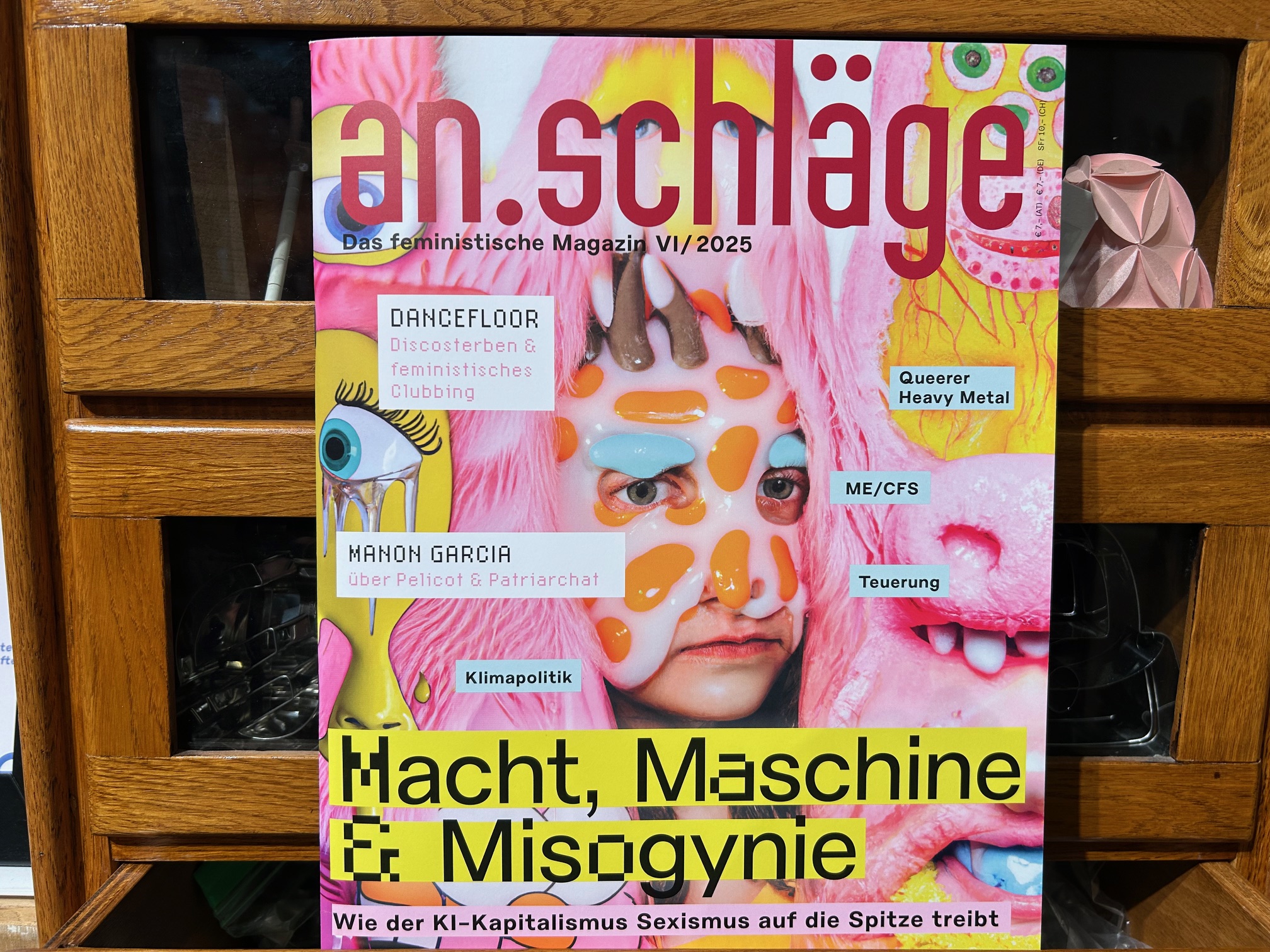 10213-zeitschriften-anschlaege-6-2025-macht-maschine-und-misogynie
