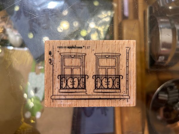 Hausetage mit zwei rechteckigen Fenstern – Stempel