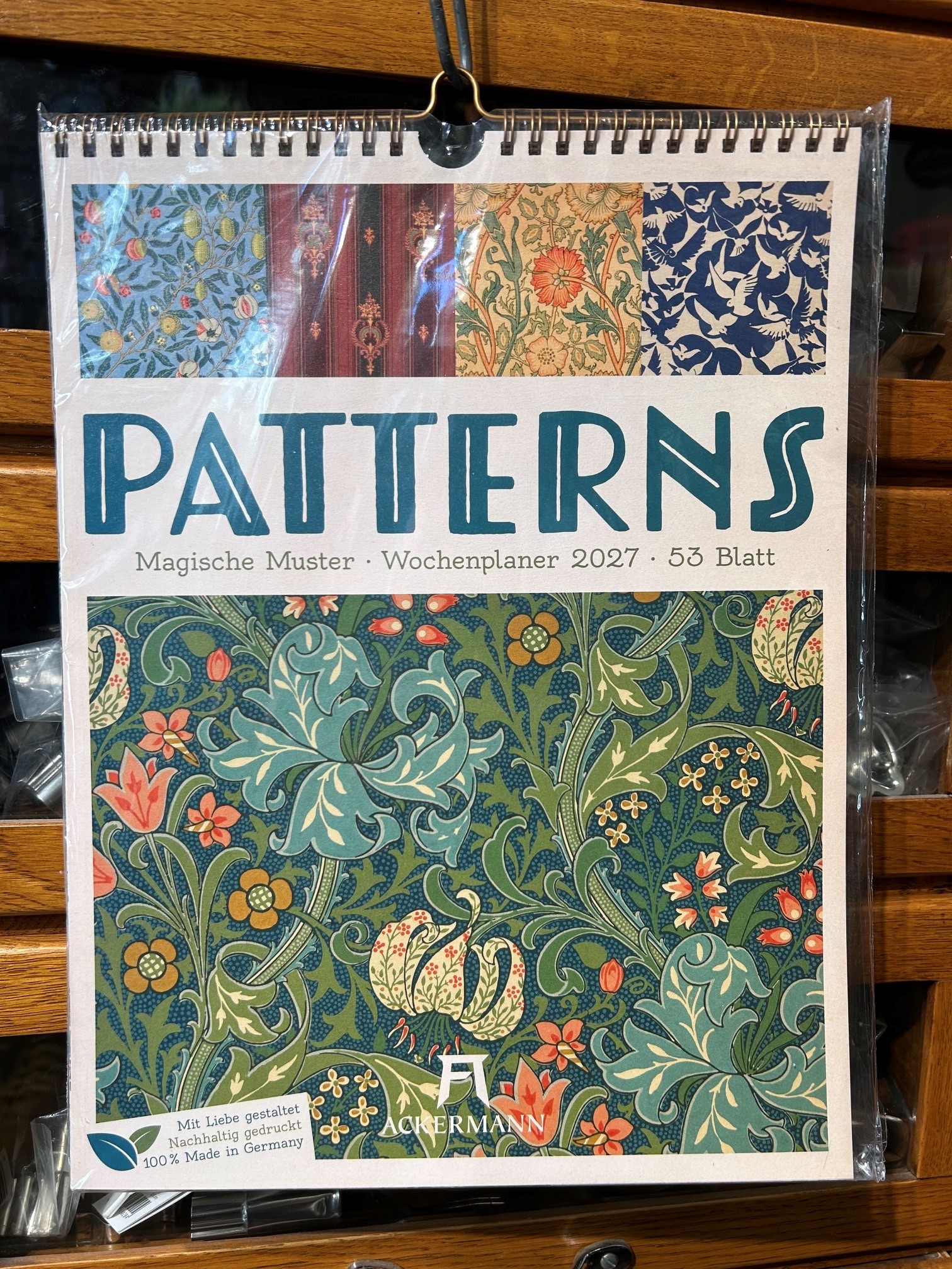 10843-kalender-ackermanns-patterns-kalender-2027-vorderseite