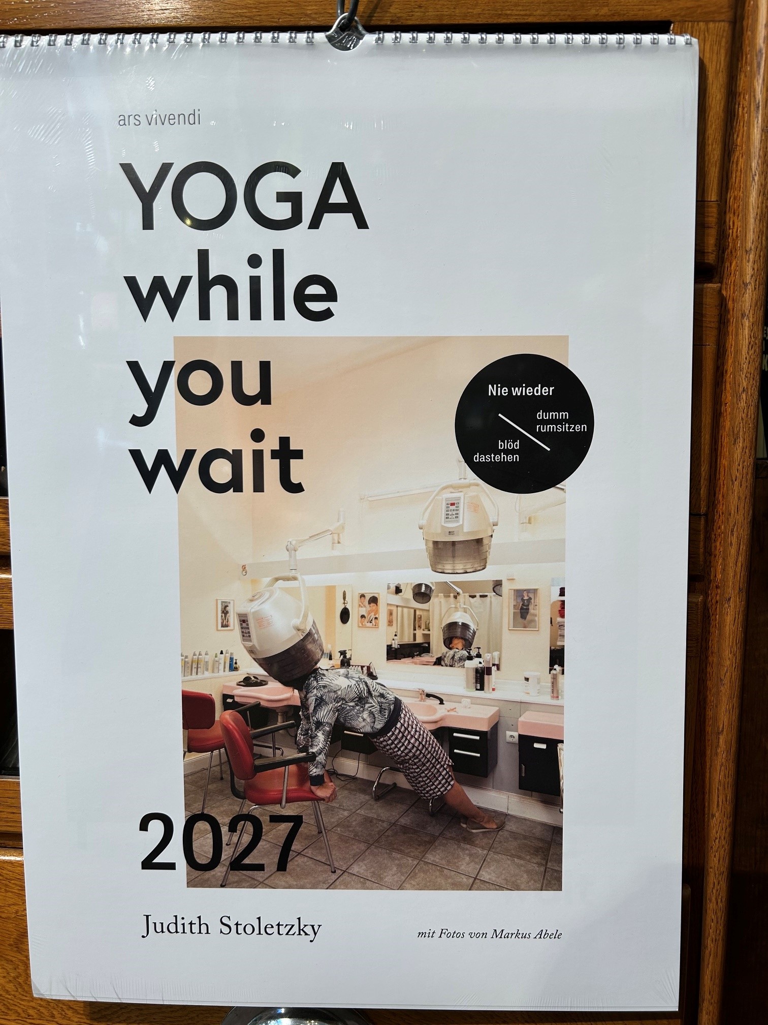 10844-kalender-yoga-while-you-wait-kalender-2027-vorderseite