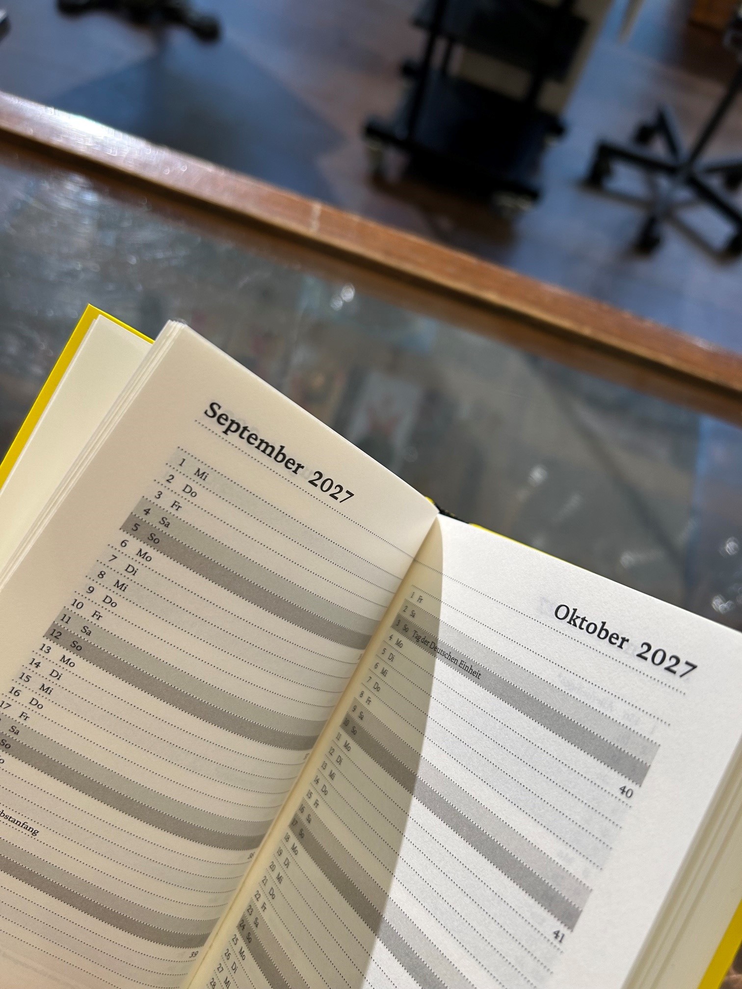 10907-kalender-reclam-beruehmte-frauen-taschenkalender-2027-monatsansicht